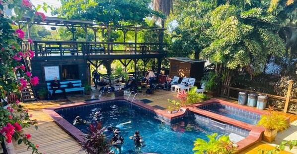 Una piscina al aire libre