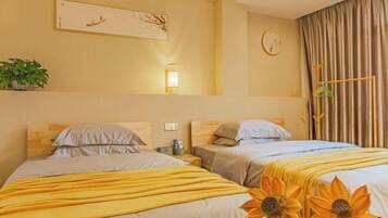 Une chambre d’hôtel avec deux lits, une horloge murale, une plante et un tableau.