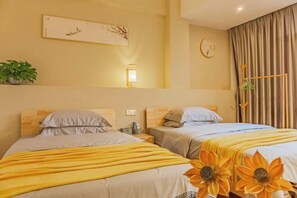 A hotel room with two beds, a wall clock, a plant, and a painting. - Danxia Mountain Panshan Hostel (Renhua)