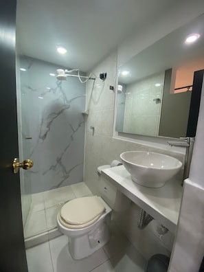 Chambre de base, 1 lit double | Salle de bain | Douche, douche cascade, serviettes fournies