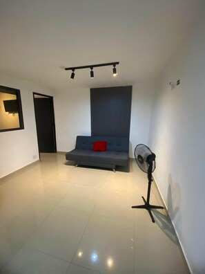 Traditional-Vierbettzimmer | Wohnbereich | 32-Zoll-Flachbildfernseher mit Kabelempfang, Fernseher