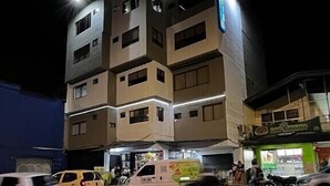 Fachada da propriedade à noite