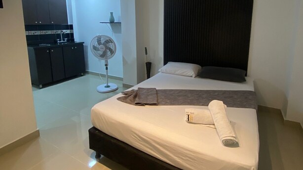 Quarto básico, 1 cama de casal | Wi-Fi de cortesia, roupa de cama
