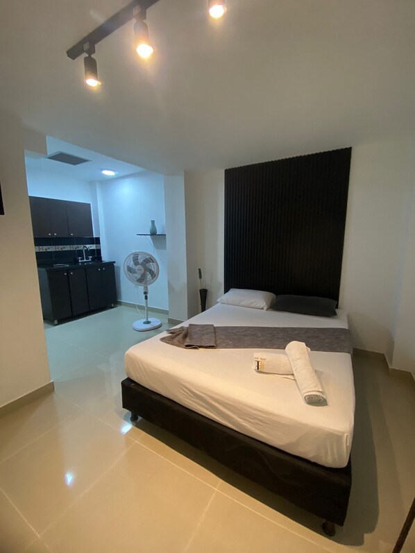 Basic Room, 1 Double Bed | Free WiFi, bed sheets - Hotel Bulerias 33 (Medellín)