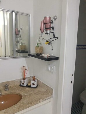 Haartrockner, Seife, Toilettenpapier