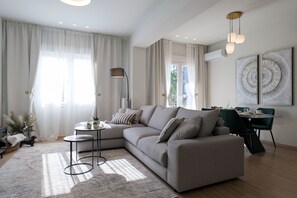 Smart TV - Acropolis Deluxe 2BR Apartment (Athina)