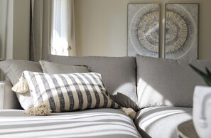 2 sovrum, värdeförvaringsskåp på rummet och skrivbord