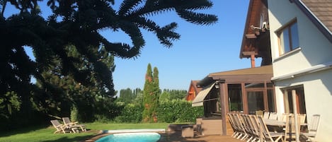 Una piscina al aire libre, una piscina climatizada