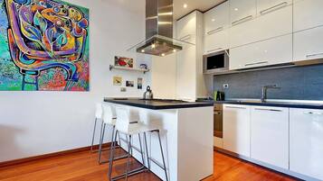 Réfrigérateur, micro-ondes, four, plaque de cuisson