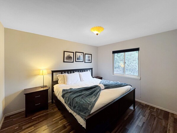 2 bedrooms, iron/ironing board, WiFi