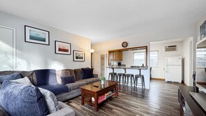 Un appartement moderne comprenant un salon, une cuisine et un coin repas.