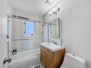 Hair dryer - Quaint, cute two bedroom home (Mountain View)