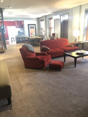 TV, books - Spacious Fully Furnished Apartment, over 2100 sq ft (Lancaster)