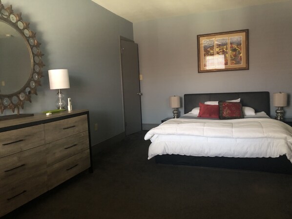 2 habitaciones, tabla de planchar con plancha, cuna de viaje y wifi 