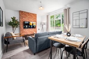 Interior - Stylish Three Bed House - Parking - Garden (Birmingham)