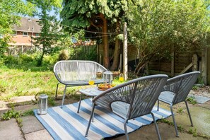 Property grounds - Stylish Three Bed House - Parking - Garden (Birmingham)