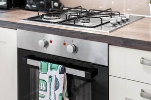 Fridge, microwave, oven, stovetop - Stylish Three Bed House - Parking - Garden (Birmingham)