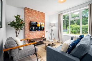 Smart TV - Stylish Three Bed House - Parking - Garden (Birmingham)