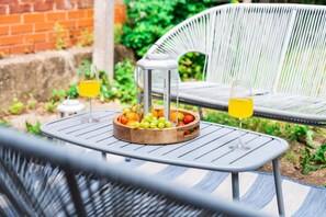 Property grounds - Stylish Three Bed House - Parking - Garden (Birmingham)