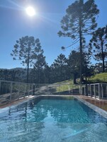 Una piscina al aire libre, una piscina climatizada