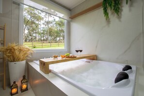 Family Cabin | Bathroom | Separate tub and shower, jetted tub, hair dryer, towels - Condado de Urubici (Urubici)