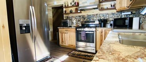 Een koelkast, een magnetron, een oven, een kookplaat