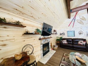 Televisión y chimenea