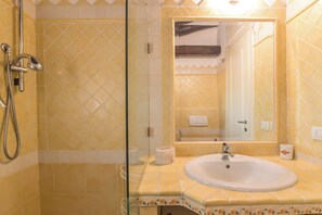Combinazione doccia/vasca, bidet, asciugamani, sapone