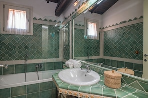 Duschwanne, Bidet, Handtücher, Seife