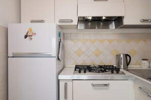 Kühlschrank, Mikrowelle, Ofen, Herdplatte