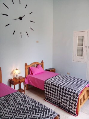 Habitación básica doble | Minibar, caja fuerte, tabla de planchar con plancha