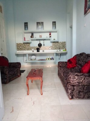 Habitación básica doble | Zona de estar | Televisión LED de 30 pulgadas con canales por satélite, una televisión