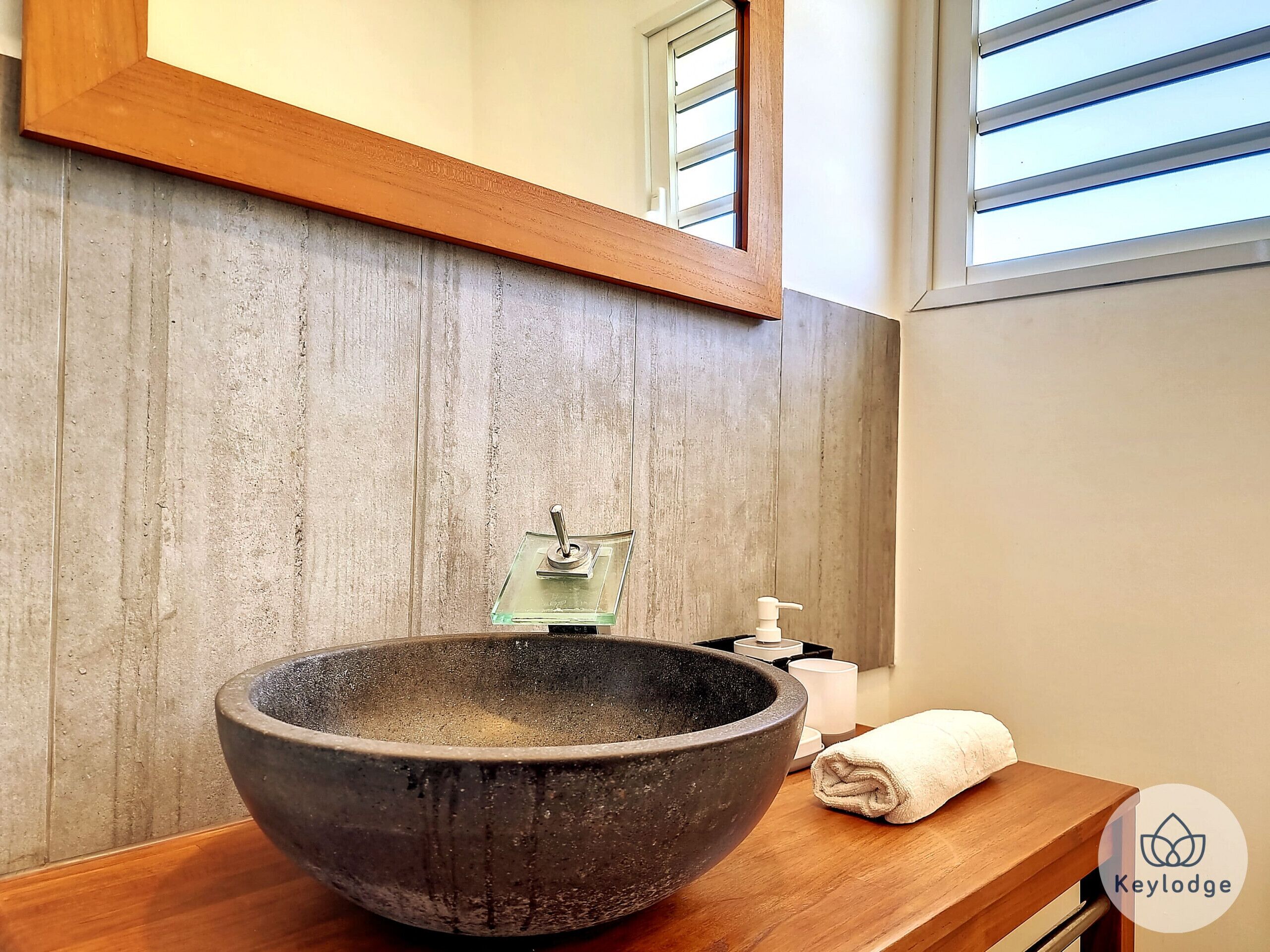 Douche, sèche-cheveux, serviettes fournies, savon