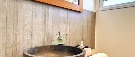 Douche, sèche-cheveux, serviettes fournies, savon