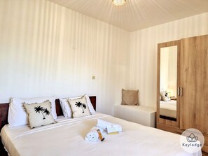 Bureau, fer et planche à repasser, Wi-Fi gratuit, draps fournis