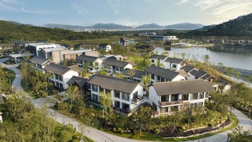 Minibar, caja de seguridad en la habitación y decoración personalizada 