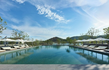 Outdoor pool, pool loungers. HOMM Huzhou Xisai Shan
