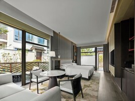 Minibar, caja de seguridad en la habitación y decoración personalizada 