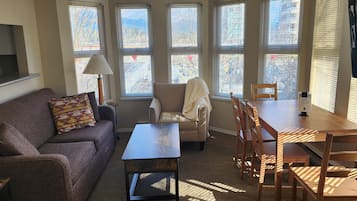 One Bedroom King | Living area