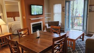 One Bedroom & Den Robson | 2 bedrooms, iron/ironing board, free WiFi, bed sheets