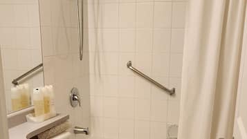 Une salle de bain avec une baignoire, des toilettes et un lavabo.