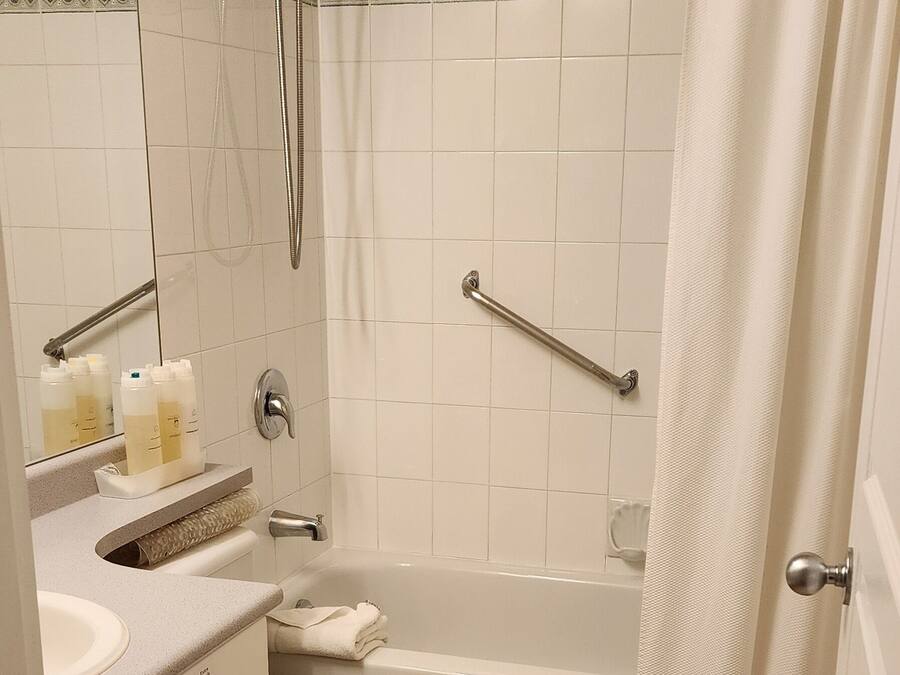 Une salle de bain avec une baignoire, des toilettes et un lavabo.