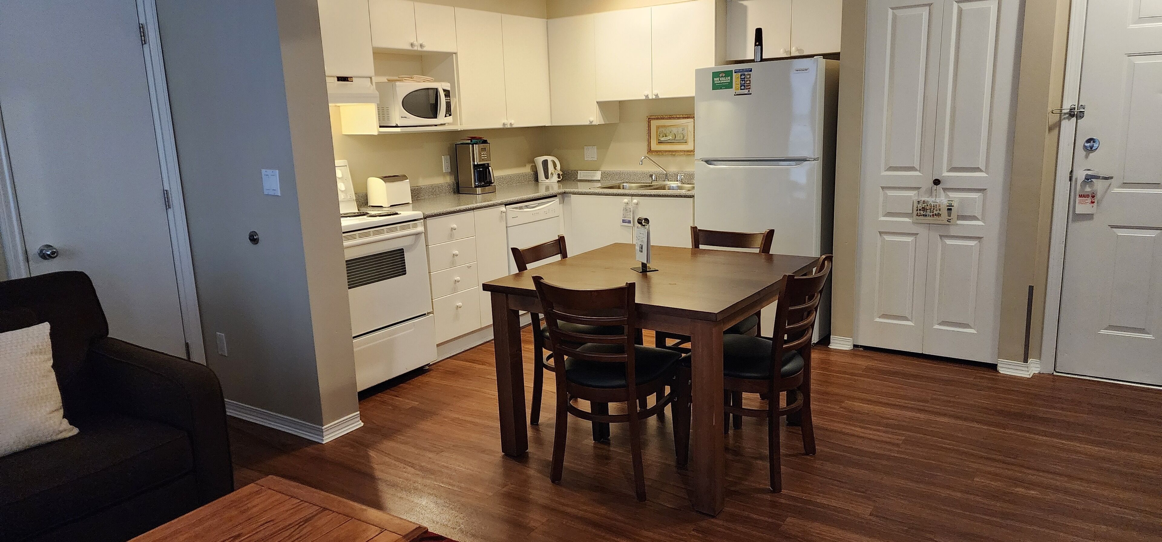 Full-sized fridge, microwave, oven, stovetop