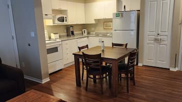 Full-sized fridge, microwave, oven, stovetop