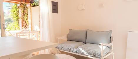 บ้านพักสำหรับครอบครัว, หลายห้องนอน, 2 ห้องน้ำ (Villa Valentina 250m From The Beach) | บริเวณนั่งเล่น | ทีวีจอแบน