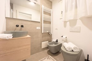 Casa familiare, camere multiple, 2 bagni (Villa Valentina 250m From The Beach) | Bagno | Doccia, asciugacapelli, bidet, asciugamani