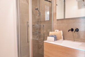 Family House, Multiple Bedrooms, 2 Bathrooms (Villa Valentina 250m From The Beach) | Bathroom | Shower, hair dryer, bidet, towels - Villa Valentina 250m From The Beach (San Teodoro)