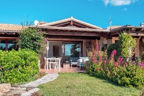 Casa familiare, camere multiple, 2 bagni (Villa Valentina 250m From The Beach) | Ristorazione all'aperto