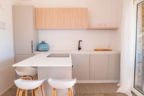 Lemari es, oven, kompor, dan mesin pencuci piring