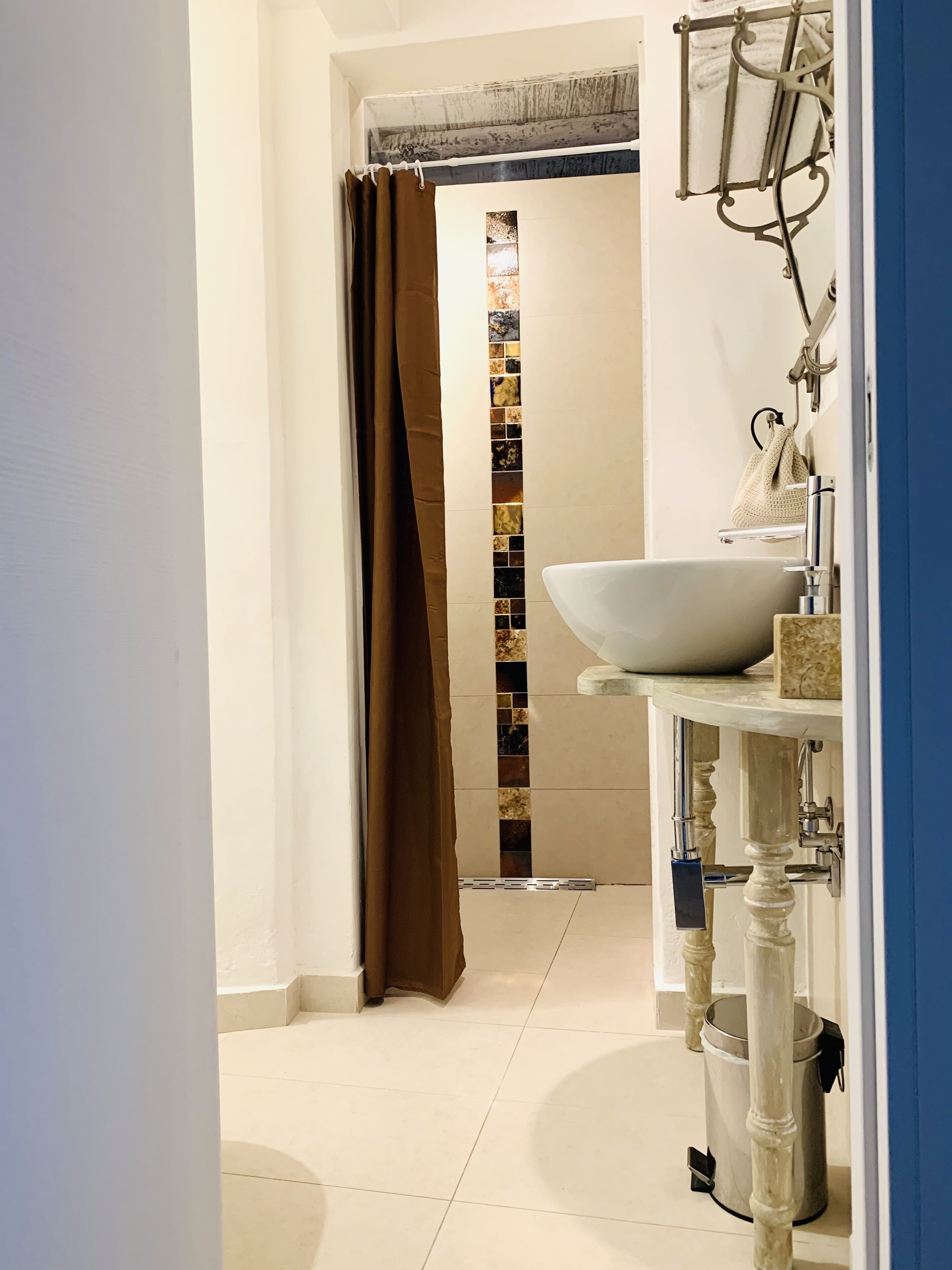 淋浴设施、吹风机、坐浴桶、毛巾